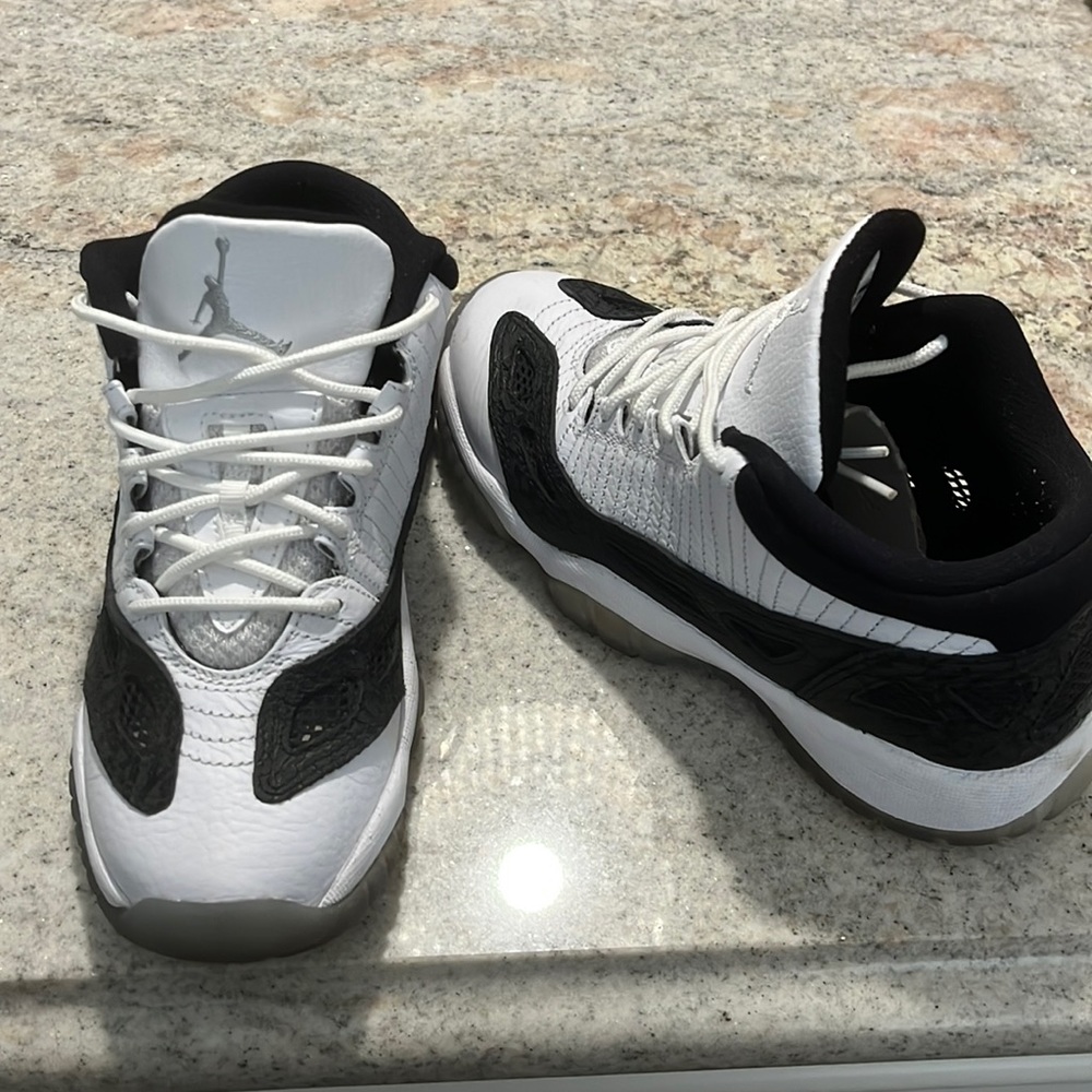 Jordan 11 Low IE
